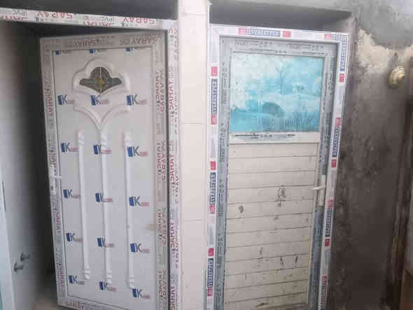 السلام عليكم
  دار للبيع مكان مميز جدا 
طابو زراعي سند 25 
المساحه //١٠٥متر
نوع البناء طابوق عكاده 
العنوان / /بابل المدحتيه
شارع علي قماره قرب حسينية الشهداء
خدمات كامله من ماء وكهرباء
عرض الشارع ٧متر
السعر/٤٦وبي مجال
تفاصيل البيت طابق واحد 
استقبال 
صاله 
عدد الغرف١
مطبخ 
منور خلفي طارمه
مجمع صحيات داخليه وخارجيه
السطح كامل  فرشي
البيت كامل ولايوجد اي نقص بي
تحويل البيت ثاني يوم بعد الشراء 
بناء حديث موقع جيد جداً 
يبعد عن الشارع الرئيسي ١٥٠متر
ملاحظة//البيت فارغ حلين غير مسكون
سنة البناء حديث
للاستفسار
مراجعة  مكتب دلالية وائل الهندي 
***********ابو علي
مكتب دلالية وائل الهندي بابل المدحتيه الحمزه الغربي ع شارع 60 قرب سلوان ابو الكاشي مقابيل فرع علي قمار
