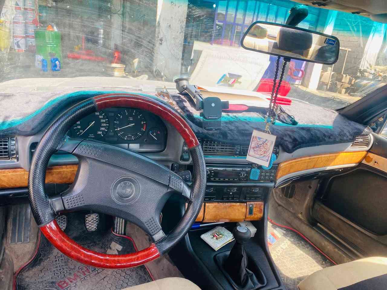 BMW للبيع 
٧٤٠ اصل 
كير عادي محرك ٣.٥ 
صدر جديد كهربائيات تخم تاير بالجيس 
صبغها شوية جارد ونقصها دعاميات وتبريد 
رقم ديالى بأسمي تحويل ثاني يوم 
سعر ٣٥$ 
***********
