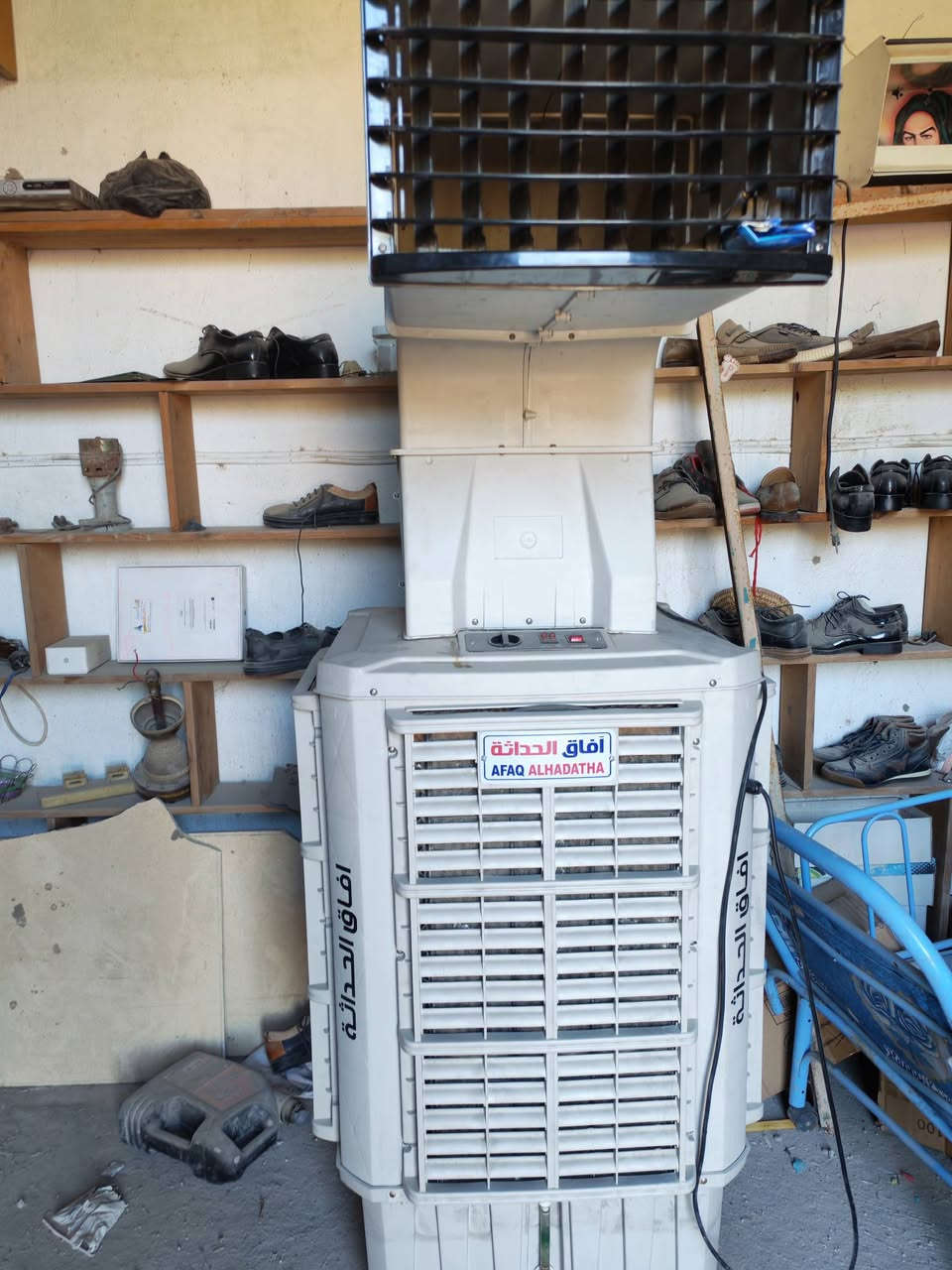 أغراض مستعملة بحالة جيدة
الغوالي والعزاز احنا على باب الله 
تجي تفحص وتجيك اي قطعه قبل الشراء
استمال الاغراض قليل 
الحلة ابي خستاوي عمود 78
***********
