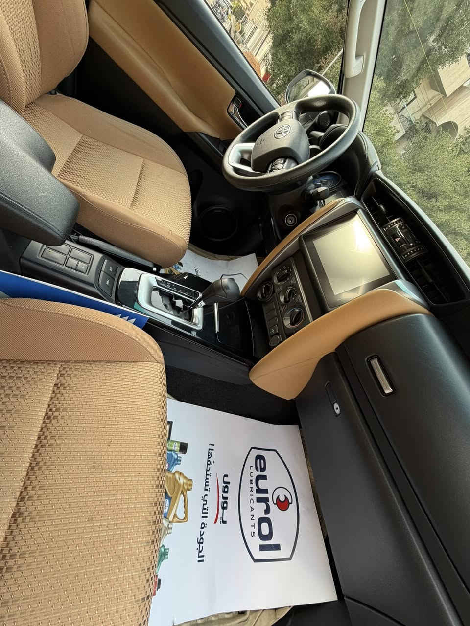 السلام عليكم للبيع تويوتا فورجنر ٢٠٢٤ خليجي فور ويل 
محرك ٢٧٠٠ مكفوله من صبغ او ضربه او بارد 
ماشيه ٢٥ الف كيلو متر 
للاتصال ***********
ملاحظه /؛ يوجد رصعه صغيره بالباب الخلفي فقط
