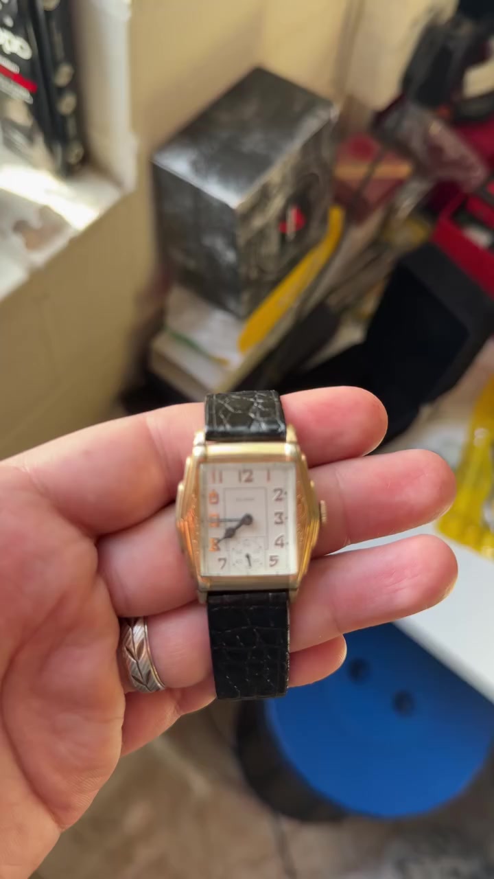 ساعه ماركة ايلجن امريكي
ساعه جميله جدا 
قطرها 28x36
نصب تكويك

سنترثواني منفصل

قطعه تحفه من تحف زمن ماضي

فنتج انتاج 1950

قطعه نضافه تامه 
تغليف ذهب

 سعرها 130$


**إذا كنت صاحب هذا الإعلان وتريد حذفه لأي سبب، رجاءا أرسل رسالة إلى الدعم الفني**