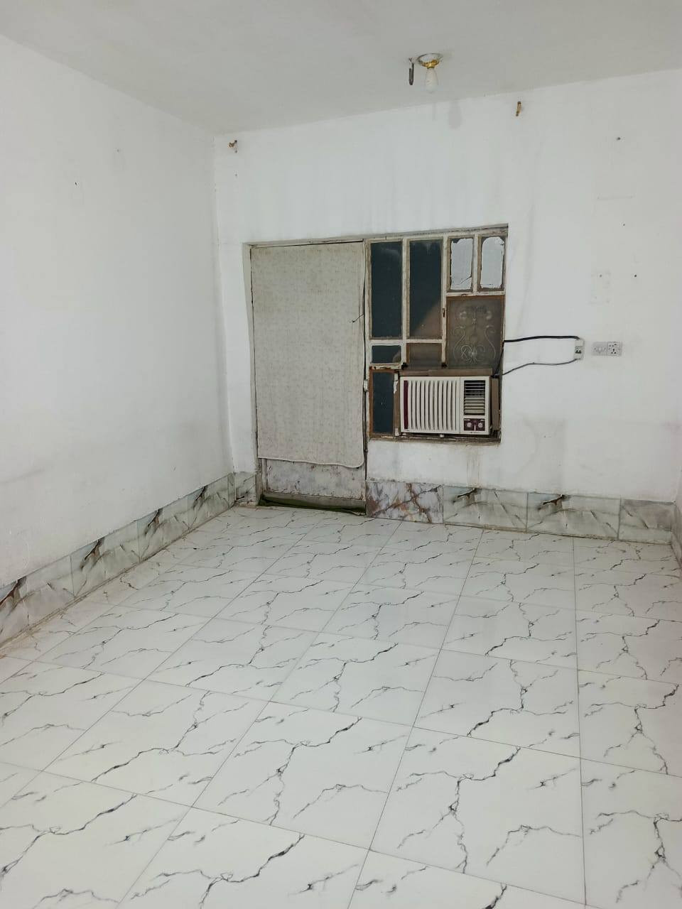 للبيع بيت ١٥٠ متر يحتوي على غرفتين نوم وصالة وصالة واستقبال ومطبخ بناء بلوك وصب السقف بناء حديث
حي زليزل
رابع فرع
للاستفسار 
***********
***********
