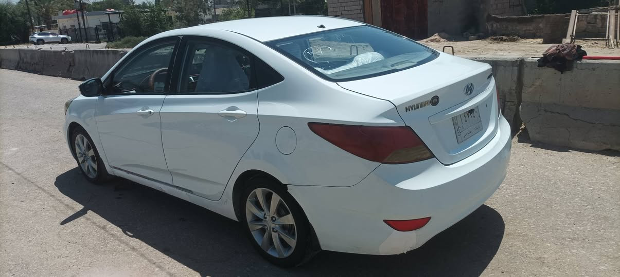 السلام عليكم 
اكسنت موديل2013
مكينه 1600 قطرتين 
خمسه ويل كب 
اشاير بالمري 
شاشه تاب 
كامره 
تبريد ثلج 
كير ومحرك مشروطات
حداديه 60بالميه 
بيهه مكانات صبغ 
مكاني نجف مشخاب 
السعر 85 وبيهه مجال 
***********
