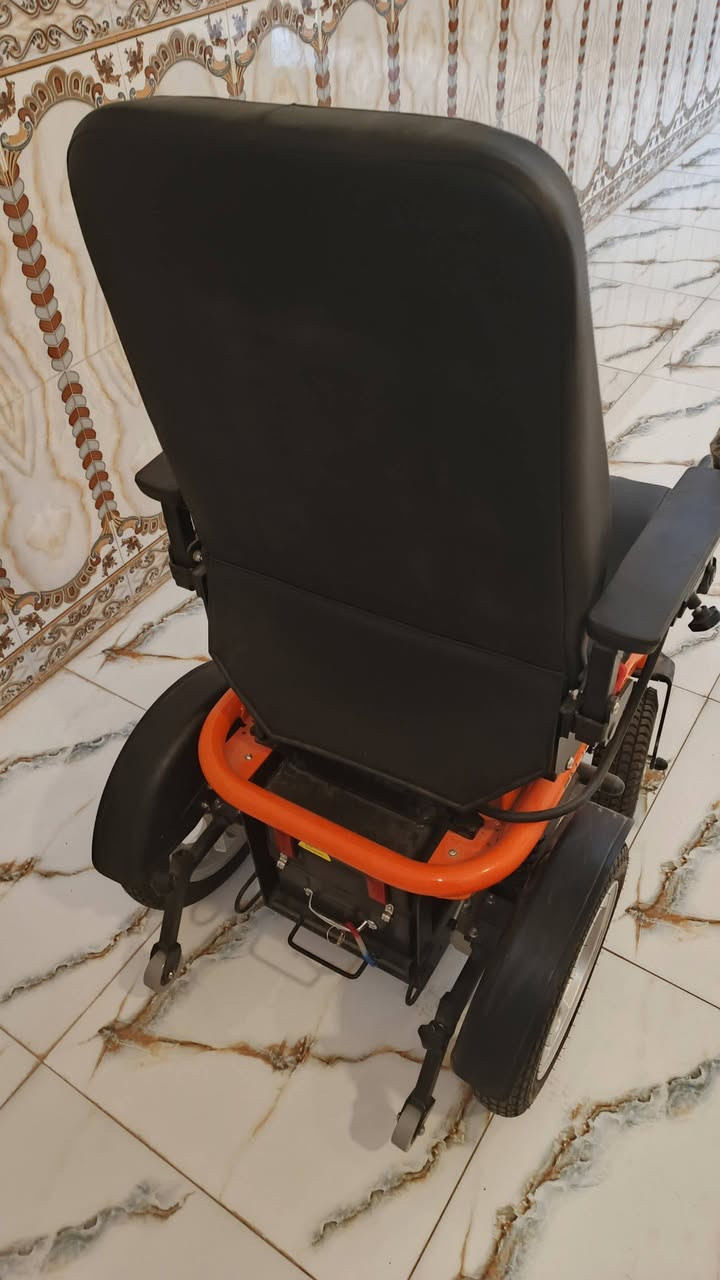 كرسي متحرك للبيع نظيف مستخدم ثلاثه ايام فقط والسعر 600 وبي مجال بسيط مكاني كوت زين القوس وشراي يتصل يتصل على هذه الرقم يتحمل 150 كيلو//////***********
