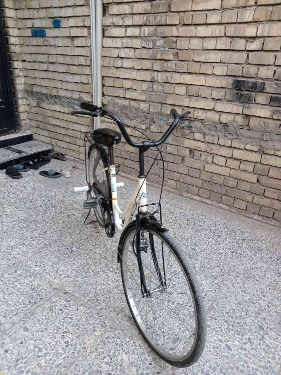 السلام عليكم بايسكل بناتي للبيع كفالة نضيف البايسكل ما بي اي نقص الشة مالتة كفالة البايسكل ربة حجم ٢٦ مديل٢٠١٨ كفالة البايسكل جديد واضح بلصور السعر ٦٠ وبي مجال بسيط حك الجية المكان بغداد البلديات شارع الكهاوي لاستفسار تعال خاص لو على الواتساب***********
