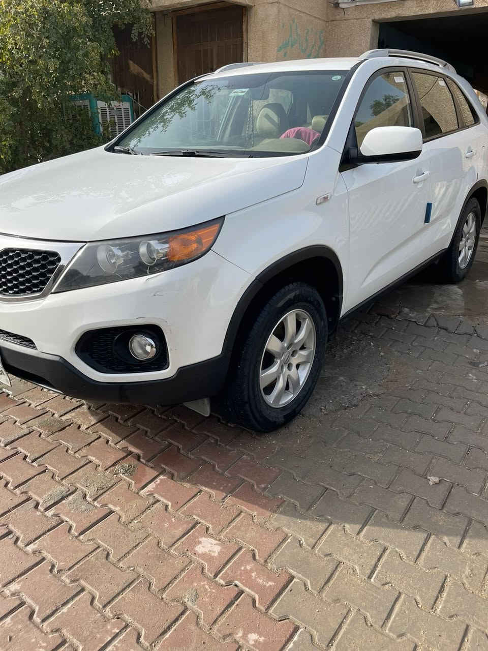 السلام عليكم …. سورنتو 2011 خليجي مكفول كفاله عامه عدا طخه بسيطه بالچاملغ الخلفي عكس السايق على گد شبر او اكثر شوي گير مكينه مكفول تبريد منظومه كامله مبدله جديده شرط ثلج بالصيف تخم تاير جديد صدر نفظته نفض ماتصرف عليهه ولا ربع السياره ماشيه 170 مال جناي صارلهه 10 سنوات عندي وعلى ايدي بالعافيه عالياخذهه شاهد الله مابيهه كل نقص رقم اربيل تريد تحويل تريد وكاله بخدمتك مكان السياره بغداد جسر ديالى القديم تجي وتشرفني وتشوف السياره بعينك وبخدمتك واني الممنون رقمي *********** 
اعتذر على الأطاله
