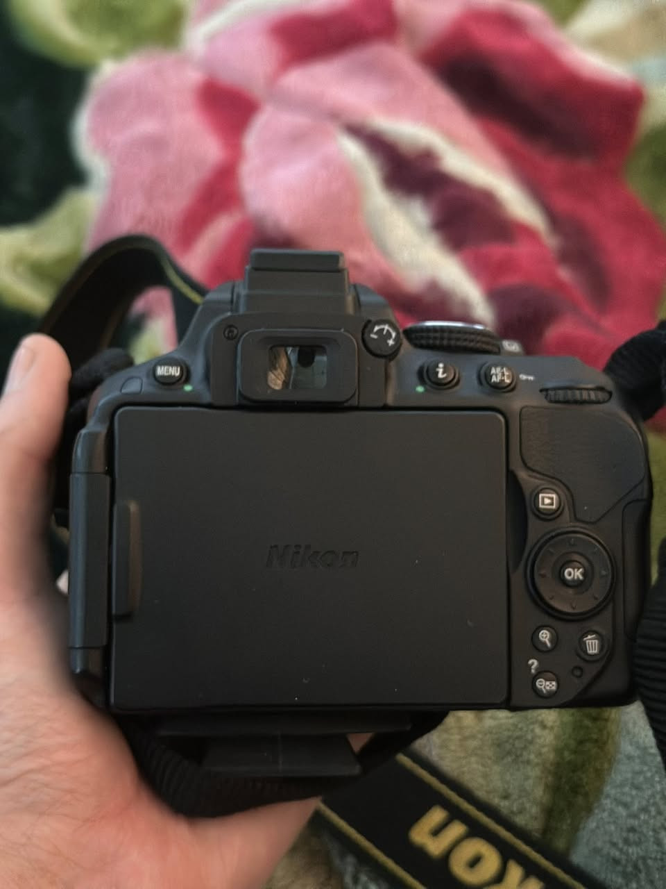 كامره نيكون d5300 بعدها جديده استخدام قليل جدا نظافه 100% شتر 1K
 ملحقات عدسه 18/105 وشاحنه وحزام وبطاريه
السعر 400 الف


**إذا كنت صاحب هذا الإعلان وتريد حذفه لأي سبب، رجاءا أرسل رسالة إلى الدعم الفني**