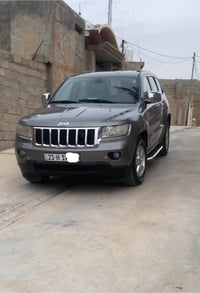 السلام وعليكم جيب شيروكي  موديل 2013 فور ويل تخم تاير جديد  حداديه صدر...