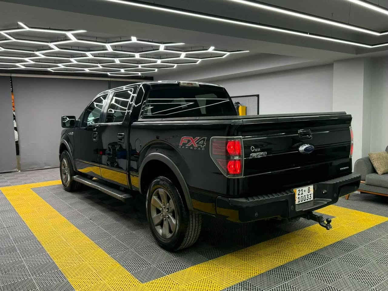 سەرەتا بەناوی خوای گەورە
Ford🇺🇸F150   2013
V8   5.0Lt
سفری شەریکەی نــــیــڤایە
127000 kL ڕۆشتوە
لۆک لۆکە سەیارەکە بەس ماشەڵای ئەوێ 
دەبڵ ئەکسلە مواسەفات    FX4
گێڕ 
مەکینە
تەقە
ڕەقە 
ئەکسلی 
کوێ و پێ خۆشە بیبە بۆ فەحس 
پێشی تازە داگیراوە مەزبوت
چوار تایەی لۆکی لەژێرایە 
ڕۆنی تازە گۆڕاوە 
مەکینەی نەکراوەتەوە هەڵمی نییە
تەبرید 😬🥶 لەجێی خۆیا 
بێ بۆیاخە سەیارەکە ساردوو شوختیشی نیە
تەنها بۆیاخ ئەستورەو بۆنیدوو سەقفی کەمێک قرنجاوی هەیە شایەنی باس نییە
سەیارەکە هەرچی وەسفە هەڵی ئەگرێ 
تەنها یەک سایەقی ئەوێ 
ڕەقەمی تازەیە بەڵام سەنەوی بەسەر چووە
لە سلێمانیم ژ.م ***********
سعری [152] گەڵاو معامەلەیکی برایانە السليمانية, العراق
