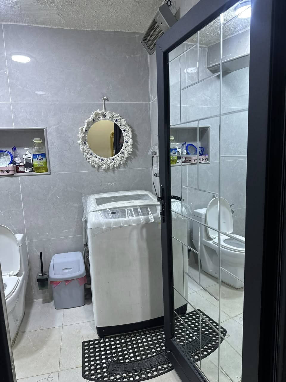 بيت 100م ركن للبيع  حي الفرات شارع الجامع عقيلة زينب 10*10 متكون من طابقين الطابق الاول طارمة مع صحيات مع مطبخ خارجي الداخل متكون من استقبال وصاله وغرفة وحمام غربي الطابق الثاني غرفتين وسطح للاستفسار ***********
