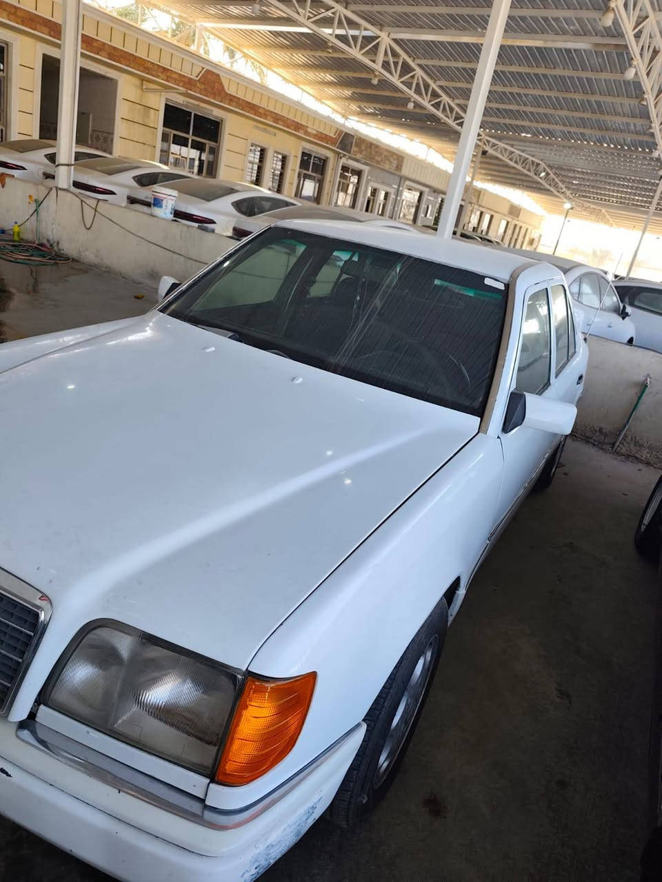 السلام عليكم سياره للبيع مستعجل مارسيدس 1991رقم بغداد تحويل مباشر سياره نظيفه جاهز اي نقص مابيها كلها على ابلاد كير محرك تبريد كهربائيات كلها شغاله السعر 60اوبيها مجال للشراي *********** / *********** مكان معارض مدخل بغداد اليوسفيه
