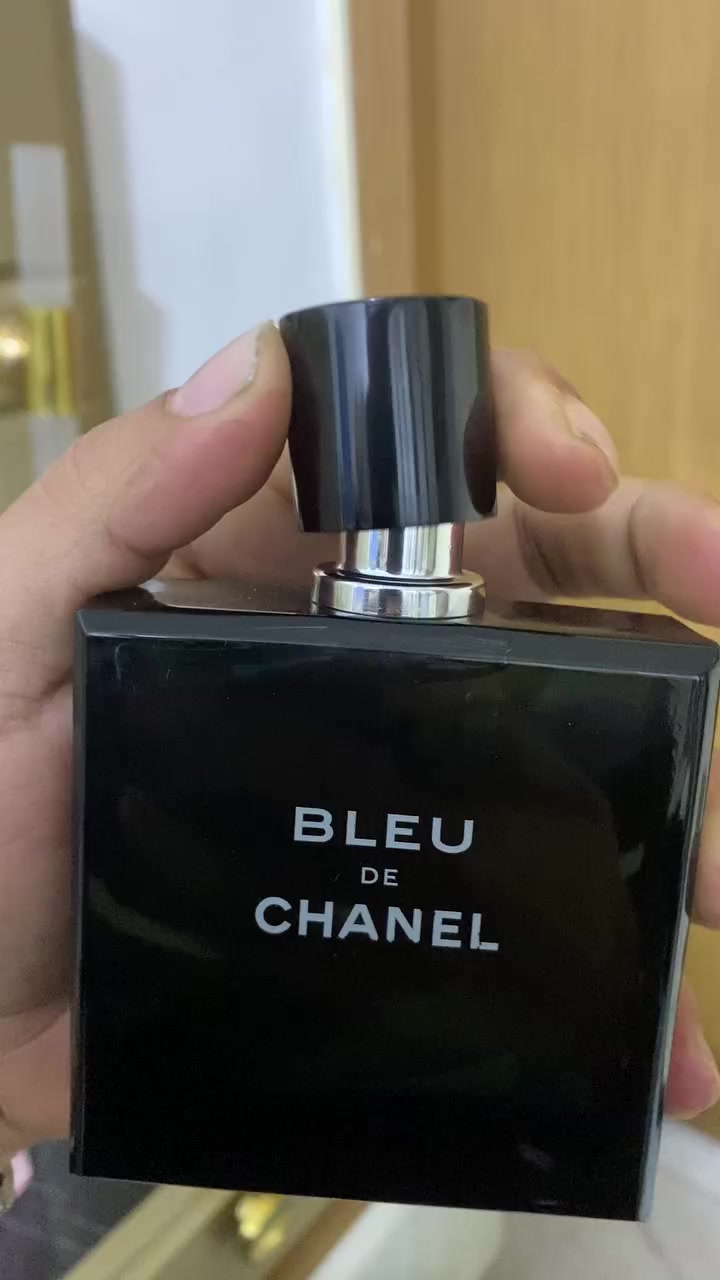عطر بلو شانيل
للبيع مستخدم منة ٥ مل 
سعر ٩٠ الف
***********

