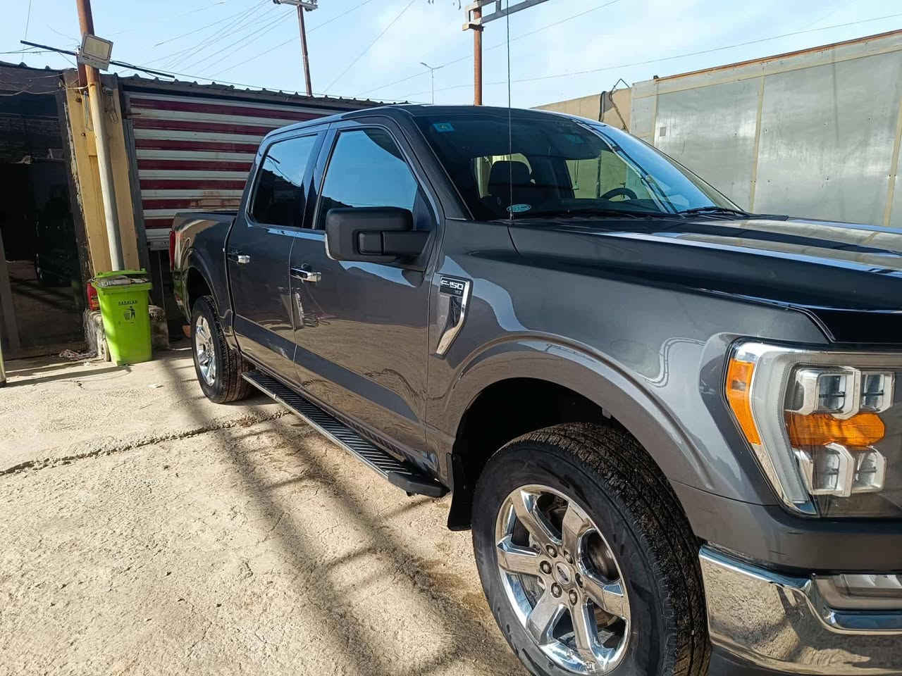سياره فورد F150  
فىه السيارات XLT 
سعة المحرك 5000 
عدد الأسطوانات V8 
بقدرة حوالي 400 حصان 
ناقل حركه اوتماتيك 10  نمر 
كير تعليك 

وتتميز بمواصفات XLT المعروفة مثل شاشة لمس كبيرة، وأنظمة مساعدة للسائق كالرادار الخلفي وتحديد المسار،
وتكون سبع وضعيات قيادة و دبل اكسل 
عدادالسيارة86  
السيارة باسمي مداور ثاني يوم 
باقي على استلام الوحات الجديدة ( الانكليزيه )
رقم بغداد  مشروع وطني 
***********
