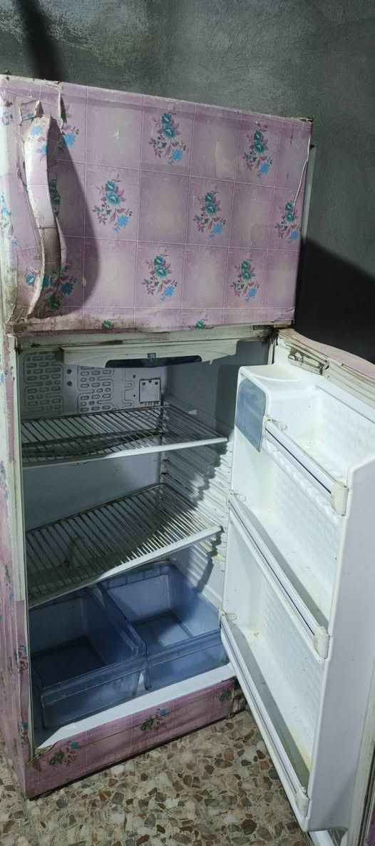 ثلاجة كبيرة البيع شغالة وكلشي ما بيها الخاص مفتوح ***********
