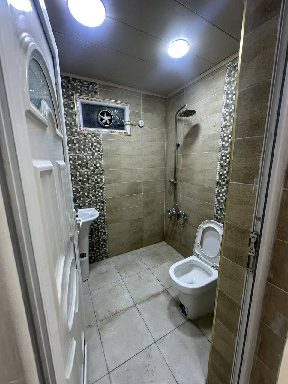 شقه للايجار في منطقه العطيفيه شقه متكونه من غرفتين نوم وصاله مطبخ حمام طابق اول 
***********
ب ٧٥٠ الف دينار
