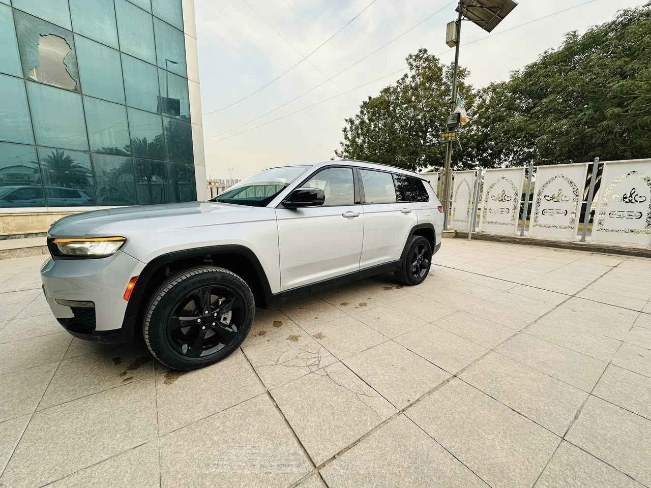 السلام عليكم 
جيب 2023 L لمتد 7 راكب

بدون ايربالك بدون شاصي بدون لغد 

شاشه كبيره
كشنات جلد vip
تبريد 3 قطع
فور ويل
تدفئه كشنات امامي
تدفئه كشنات خلفي
تحديد مسار
رادر امامي
دخول ذكي بصمه
كامره دواره
صندوق كهربائي 
شاشه كيجات ديجتل
شفتات بالستيرن
حساسات خلفيه 
اَتو بريك توقف ذاتي
نقطه عمياء 
اشاير بالمري 
فول تحكم استيرن
نظام ملاحه 
كار بلي 
تشغيل عن بعد
خزن ميمري للمقاعد
لد نهار 
4 انظمه قياده 

ماشيه 31الف فقط 
ويل 20 اسود ابلادي 
مكينه 3600
وبعد بيها هوايه مواصفات
السياره اجتي غراضها وياها وكلها بلاديه 
وبدون ايربالك ولا شاصي ولا لغد 

السياره صار بيها 4 قطعه صبغ 
وشويه بالبنيد ع كده 

رقم بغداد تحويل مباشر 

السعر 279$ وبيها مجال بسيط 

*********** 
مكان السياره بغداد الغراليه
