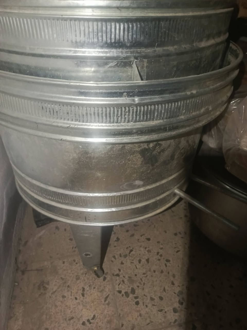 تنور غاز شغال بدون منظم وصونده والله خبزي وحدي بسسس خبزتو بينو اخذتونو ب٩٠ ابيعو ب٥٠ ...ومغلف بصوف زجاجي يعني خارجو ابد مايحمى ...عنواني موصل حي التحرير للتواصل ***********
