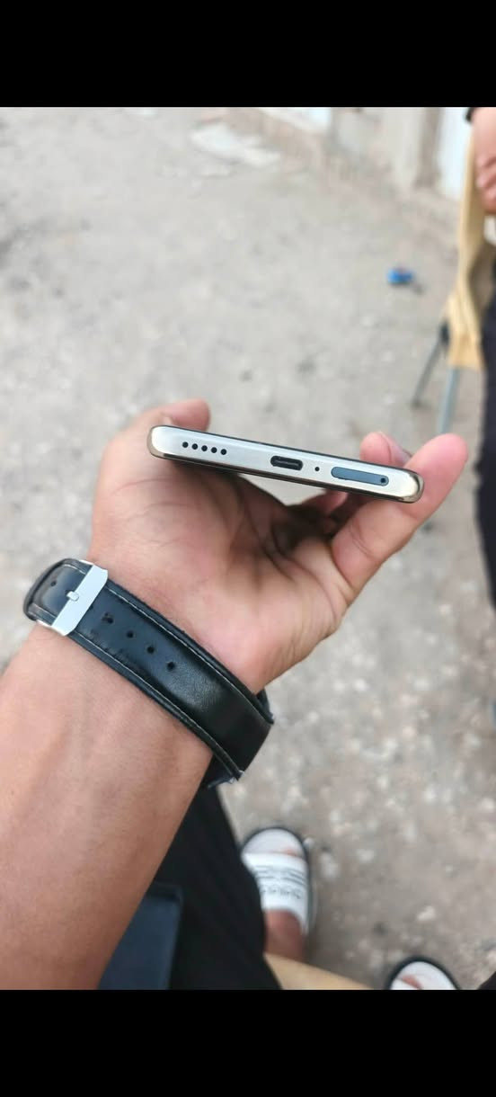 سلام عليكم HONORX9B 5G
ذاكره 256رام 12النسخه العالميه جهاز نضيف بمعنى الكلمه بي فقط خط الاصفر موضح بالصورة سعره 165وبي مجال حگ جيه مكاني بابل 
رقمي ***********
