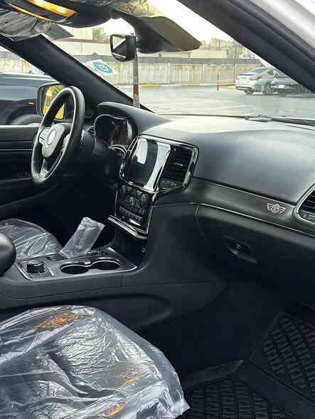 السلام عليكم 
جيب S كراند شيروكي ام الرادار للبيع او مراوس بجيب شكل جديد فقط
   موديل 2022 
خليجي وكالة هارلم 
ماشية 48.000كم حقيقي وقابل للزيادة شرط الفحص السيارة مكفولة من كلشي عدا بارد بسيط جداااً بباب السايق وتكحيل على كدة ,  والتفاصيل على الخاص او الرقم وخادم
تخم تايرات كله جديد  حدادية كلشي سليم ومابيها اي شي سيارة متحتاج صرف ونظيفة حيل بوضع الشركة 
المواصفات : * رادار مع مانع تصادم امامي . 
* تحذير الخروج عن المسار . 
* نقطة عمياء .
* دفع رباعي 4x4 . 
* المقاعد الأمامية كهربائية .
* ذاكرة لحفظ وضعيات الجلوس . 
* ويل قياس 20 إنش اسود .
* مقود السائق كهربائي . 
* تدفئة مقاعد وستيرن . 
* سقف بانوراما .
* نظام الملاحة (GPS) . 
* مصابيح امامية زنون . 
* المصابيح الأمامية مع LED لايت . 
* كشافات الضباب زنون . 
* تشغيل عن بعد .
* صندوق كهربائي .
*  حساسات أمامية + خلفيه .
الاسبير منازل ، ارضيات رزلاين اصلية 
العدة مالتها كله موجود وكاعيات الشركة كلهن بلجيس ممستخدمات  ايضاً
السعر 39,500$ وبيها مجال للشراي فقطططط وللتفاصيل اكثر رقمي : *********** وواتساب موجود ايضاً
