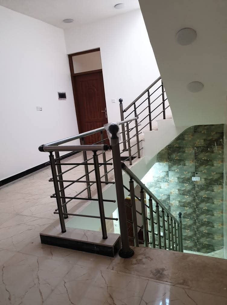 الدار للبيع 80 متر
_ واجهة ٤ نزال ٢٠
_ مدخلين 
_ الطابق الارضي  هول ومطبخ وغرفة وخدمات
_ الطابق الثاني غرفتين وخدمات
_ بناء ٢٠٢٥ 
_ العنوان الشعب حي أور الشارع العريض مقابل الدفاع المدني قرب المركز الصحي
_ للإستفسار أكثر واتساب فقط
***********
