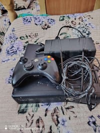 اكس بوكس 360 ملحقاته كامله ويا 2 يدات وبي 200 لعبه سعره 120 هاذ رقمي 0...