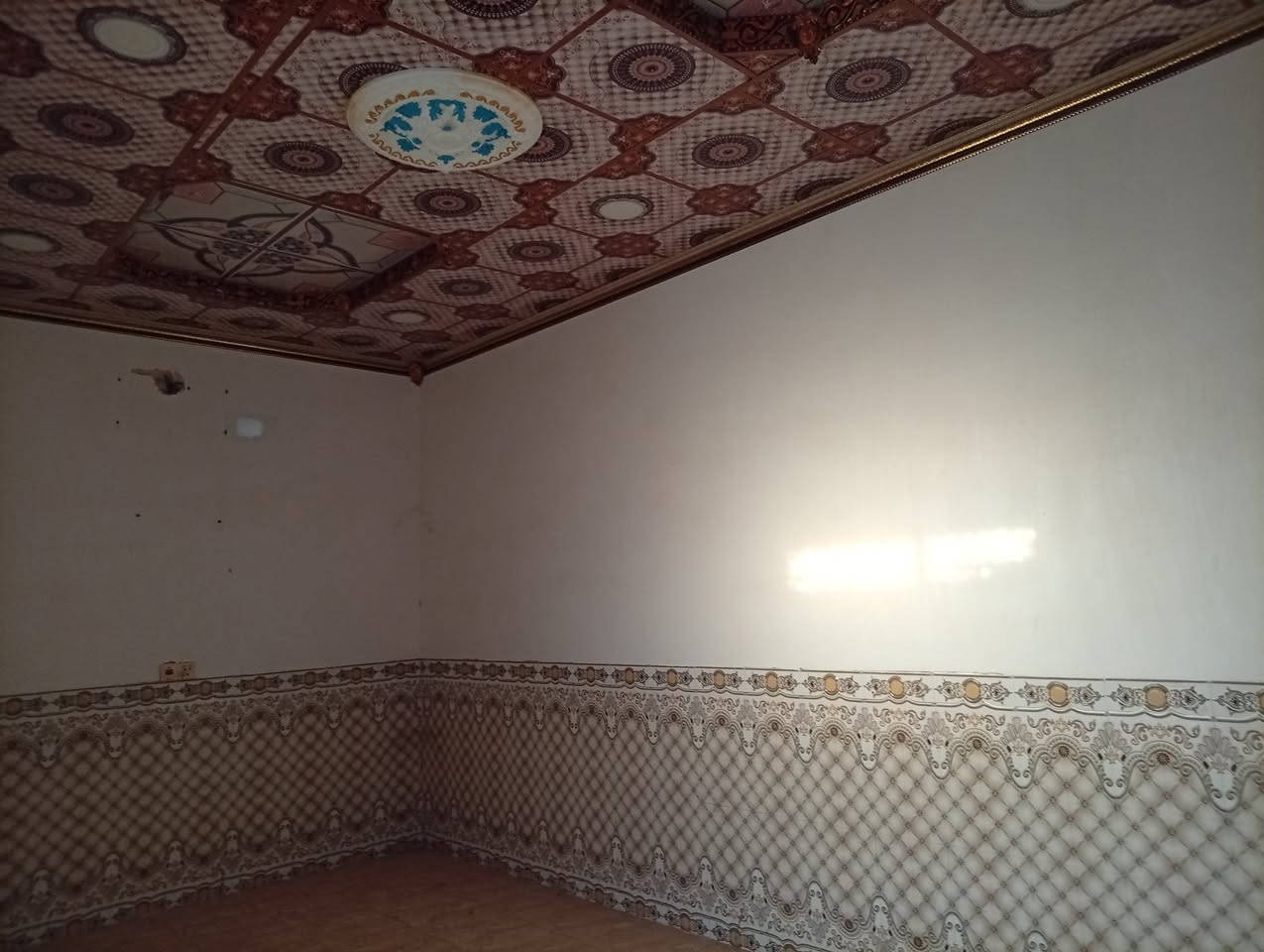 بيت جاهز للسكن ينفع اصحاب زيارات قرب سيطره البراهيميه منطقة شكريه وتنزل فرع طابو زراعي سند 25غرفه وصاله ومطبخ واستقبال سعر 25 لتواصل وات ساب ***********
