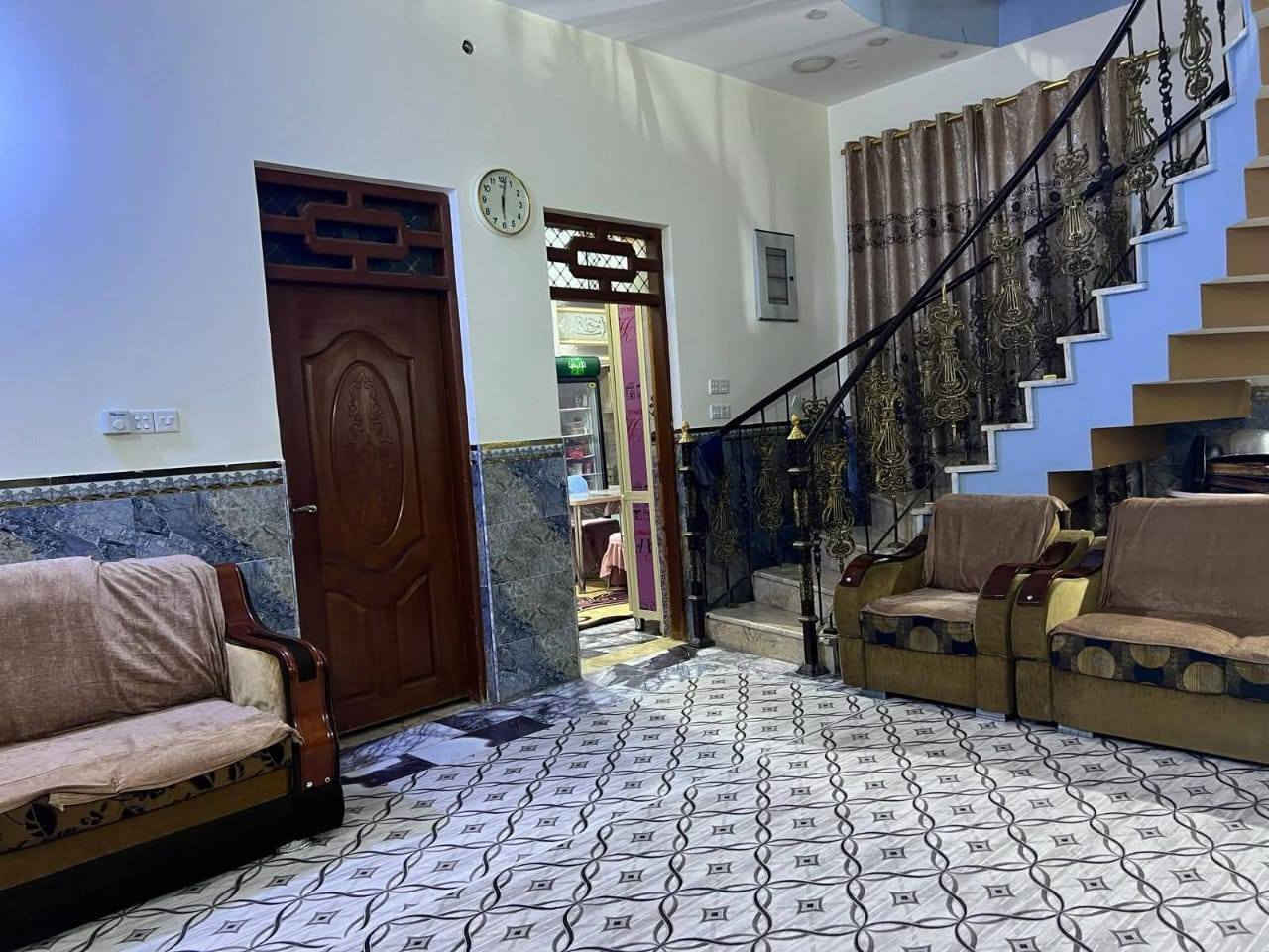 بيت للبيع 200 متر بناء طابوك اربع غرف وصاله عدد 2 استقبال مطبخ بارد والثاني حار  مخزن و صحيات جوه وصحيات فوك شغل درجه اولى الموقع حي الأسرى الزراعي شارع سكلة شامل والشارع كامل خدمات ماء كهرباء مجاري ونت ضوئي قريب على الشارع للاستفسار ***********
