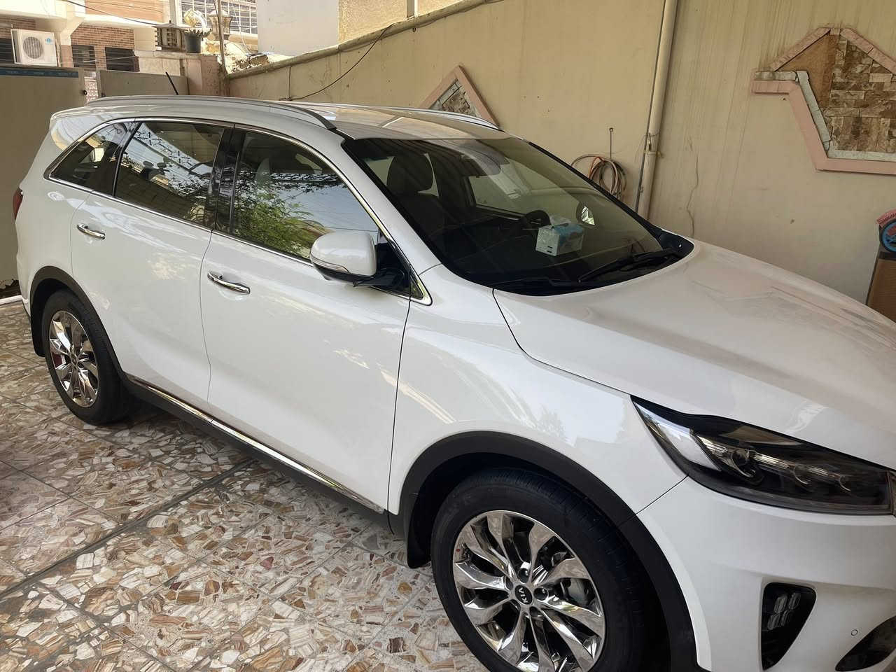 السلام عليكم سورنتو موديل ٢٠١٩ بغداد مشروع وطني الرقم الجديد وهزه جديده.  ماشيه 66. حقيقي كير مكينه بلاد مامفتوحات .بيه فقط تكحيل كارت يم قبق البانزين وشويه بارد  ومكحل كارت جوه المرايه مال السايق  واثنينهن ابد ممبينه. اما الباقي كفاله. بصمه . جنطه كهرباء. 4 كامرات 360. كراسي كهرباء. هندبريك دكمه. اوتوهولد.6سلندر .7راكب. 3 قطع تبريد. كراسي جلد. داخل لونين.شاشه سيدي و ابل كاربلي بلادي . شحن وايرلس. ترحيب.حساس امام خلفي. فول Led. وباقي الموصفات المعروفة سياره نظيفة  . السعر 258 وبي مجال . للاستفسار ***********
