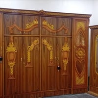 غرفه اخشاب • نضيفه • ميز تواليت مكسور