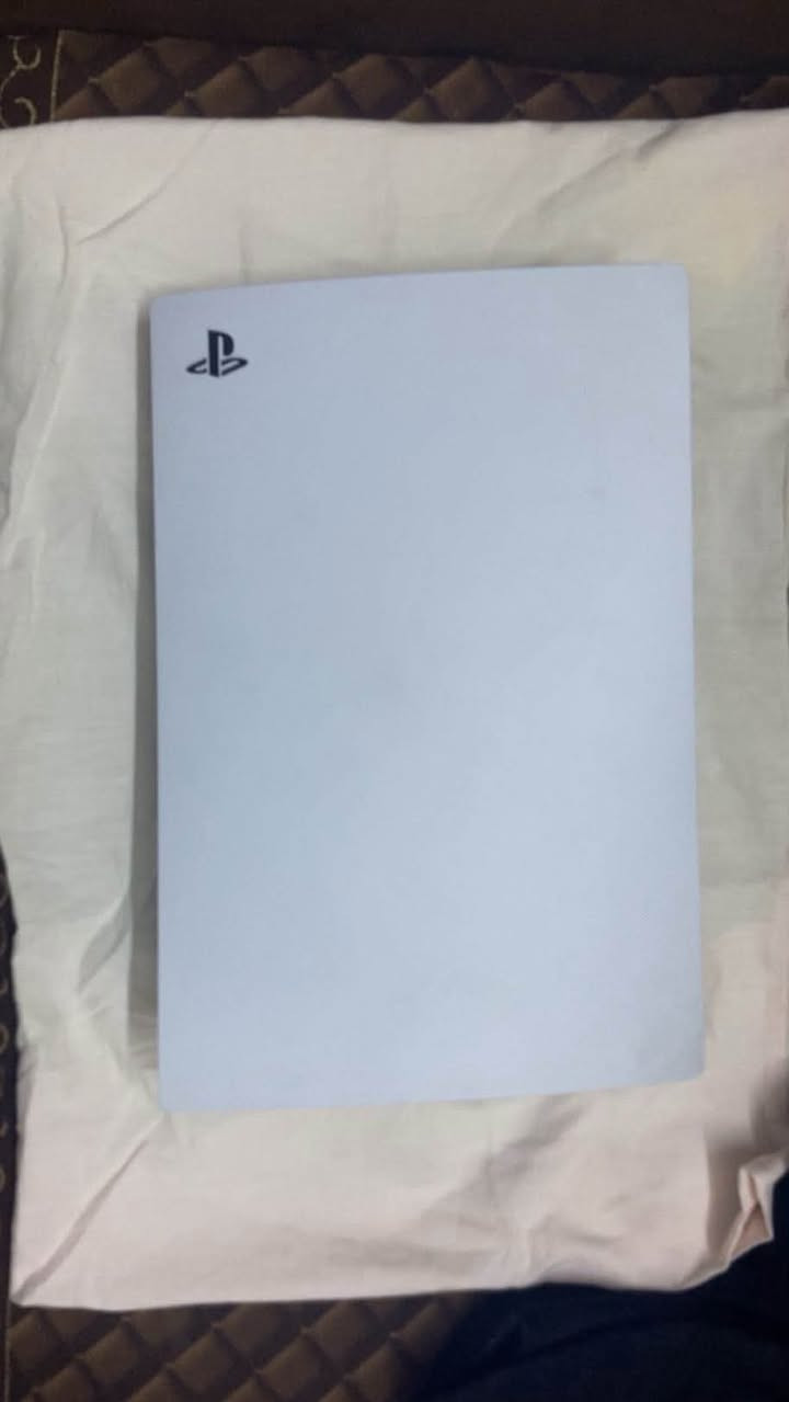 للبيع جهاز PlayStation 5 (نسخة الفات)، الجهاز نظيف جداً ومستعمل استعمال قليل، كأنه جديد. اللي يدور على النظافة والشي المرتب هذا هو الجهاز المناسب! مواصفات الجهاز:
✅ سعة التخزين: 1 تيرابايت (1TB).
✅ الجهاز بحالة ممتازة (خالٍ من أي عيوب أو أعطال، فحص وشغل).
✅ مرفق معه يدتين تحكم (أصليتين وبحالة ممتازة). معلومات إضافية:
📍 المكان: بغداد - مدينة الصدر - شارع الفلاح.
📱 للتواصل والاستفسار يرجى مراسلتي عبر الواتساب على الرقم: ***********
