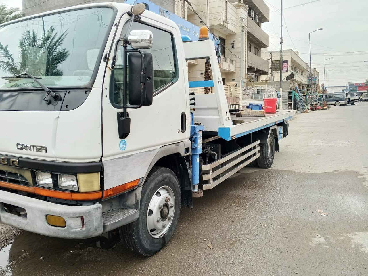 السلام عليكم 
كنتر بزون يسرة بلادي 
ثلاث جكات وثلاث سلايت 
سيارة كاملة كل نقص ماكو 
***********
