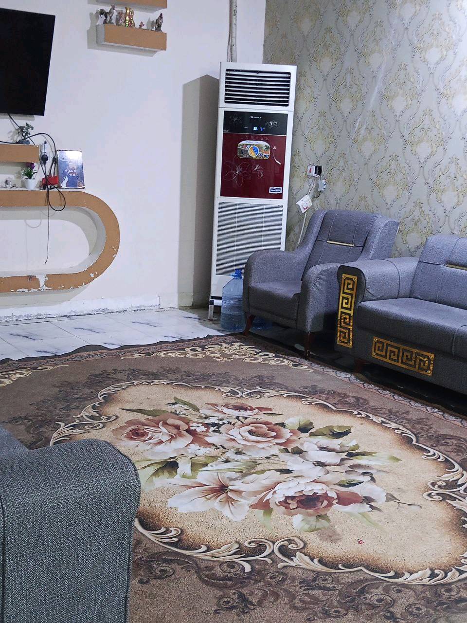 سلام عليكم بيت بل جزيره الفيروزيه الجسر لأول مقابل مدرسة التفاني طابقين المساحة ١٥٠متر طارمه حمام خارجي استقبال مطبخ صاله غرفه حمام داخلي فوك غرفتين وصاله وحمام وسطح