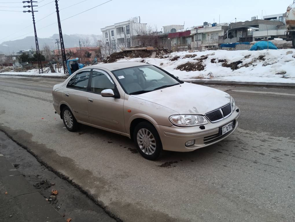 بەناوی خوای گەورە 
سەنی مۆدێل 2002
ئاڕمی پلاستیک هەولێر تەحویلی ئەسڵ
بەشەرتی ئەوەلیات و غەرامە 
هیچ دەعم و لێدراوی نیە تەنها یەک پەڵە بۆیاخی هەیە کاڵ بونەوەشی نیە 
 سەیارە کە هەمو گیانی لەسەر شەریکەیە 
هەزەی تازەیەو هیچ مەسروفی نیە 
نمونەیە لە جوانی و پاکی 
سعری 74 گەڵاو مەجالێکی کەم 
بۆ پەیوەندی ***********
شوێن پێنجوێن بنجوين, السليمانية
