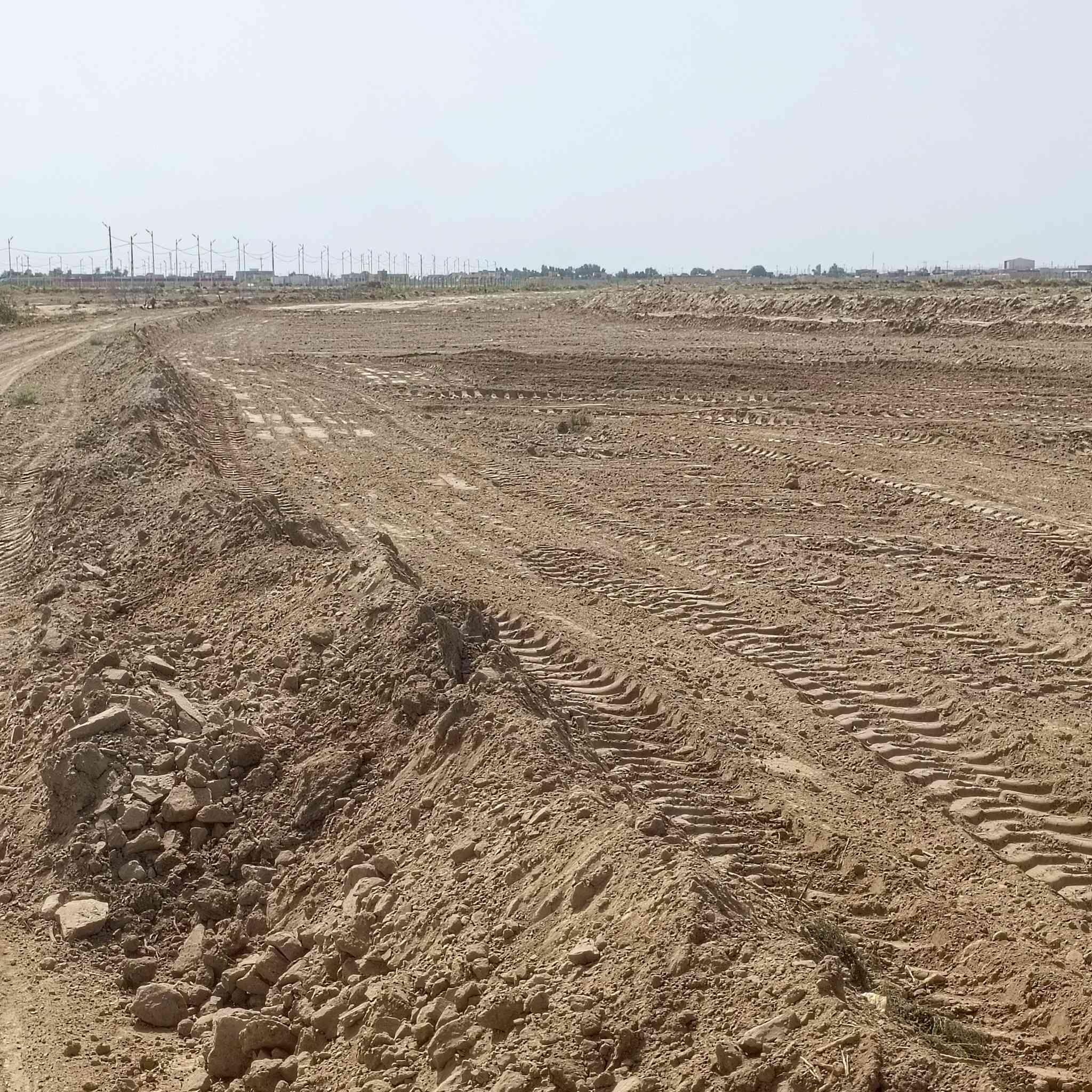 أرض زراعية سند ٢٥
المساحة ٣دونم 

طريق الدغارة تبعد عن مجمع الكرار ١٠٠متر 

الكهرباء تبعد عنها ١٠٠متر والماء الاساله كذلك 

مداور ثاني يوم 

للاستفسار الاتصال ***********
