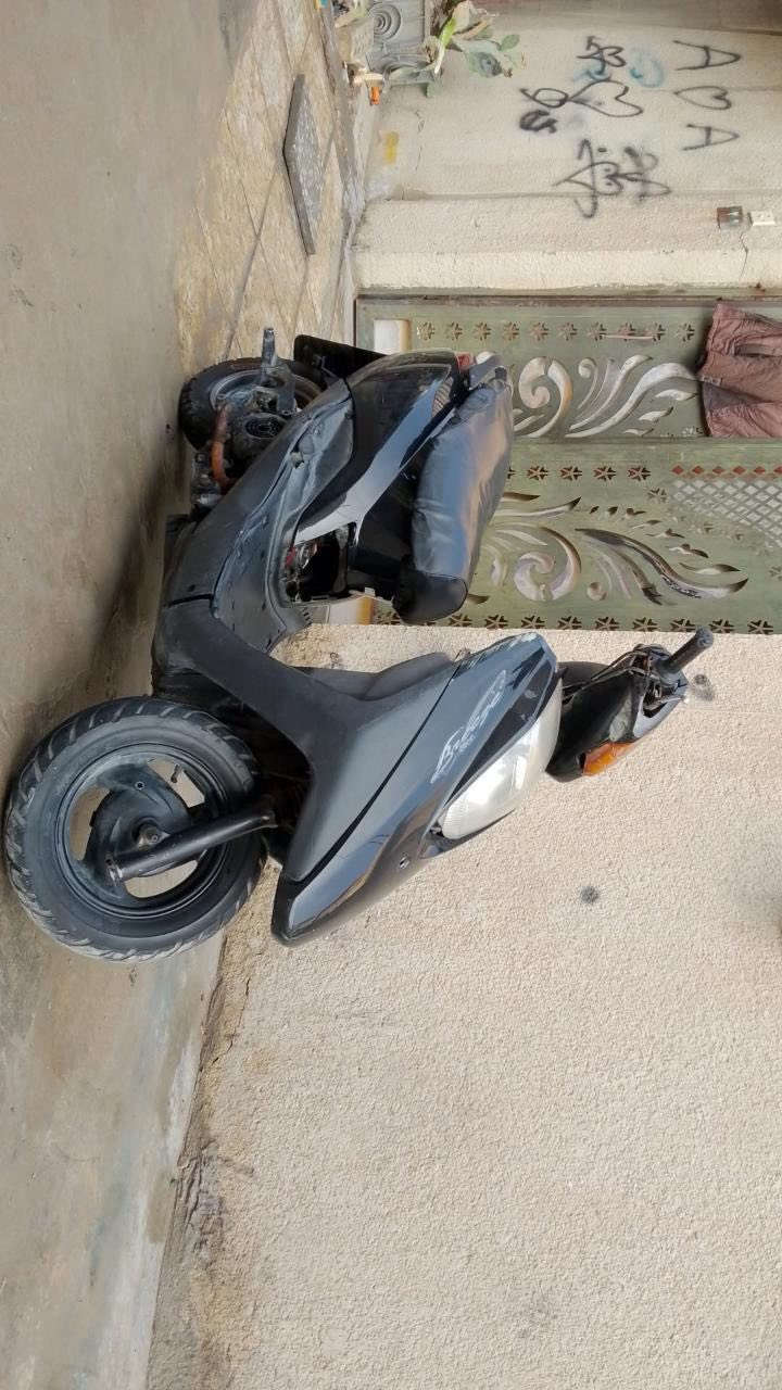 السلام عليكم دراجة بريز مرتبه نظيفة مابيه كم نقص بسيط الاشاير الاماميه وصالنصه طاكة سلف هندر كله شغال لايت بك لايت كلها ٤٠٠ سعرها ‭٠٧٧٤ ١٤٧ ١٨١٣‬
