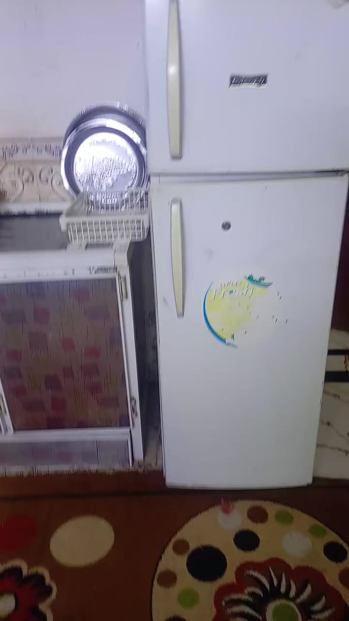 سلام عليكم ثلاجه للبيع حجم وسط شغاله ونضيفه سعرها ١٢٥
*********** واتساب
