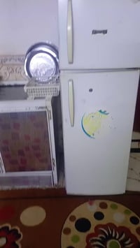 ثلاجه للبيع حجم وسط شغاله ونضيفه سعرها ١٢٥ 07867447522 واتساب