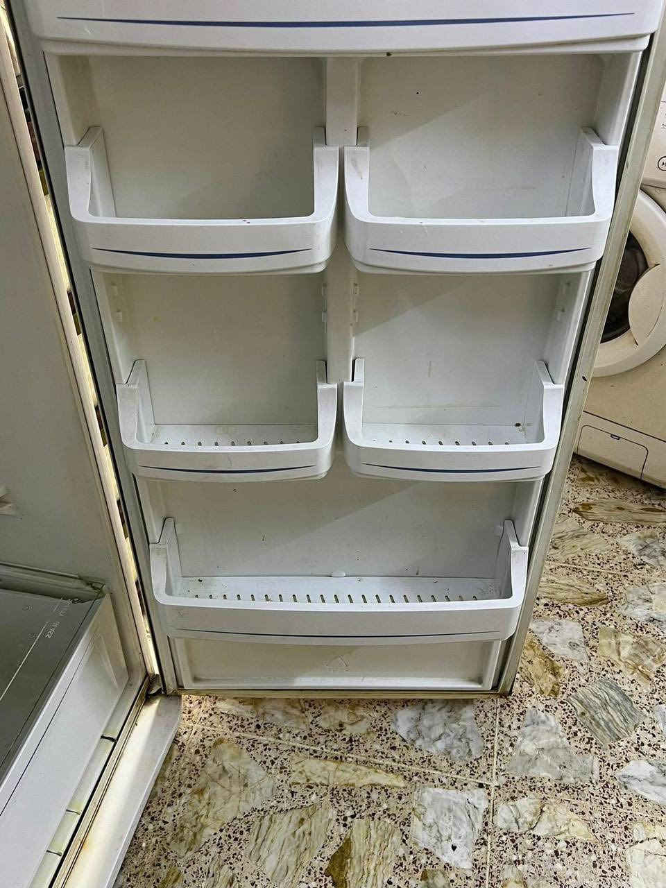 السلام وعليكم عدي ثلاجه للبيع نضيفه وشغاله الشراي خاص***********
