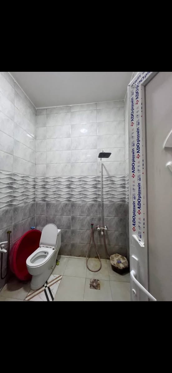 دار سكن #للبيع 🏠
ملك صرف زراعي عراقي نموذج 25

البصرة - ابي الخصيب - طريق الوسطي .

…..

#ركن على شارعين #بمساحة :: 150م

شغل درجة اولى والبيت نضيف والبناء حديث .

…..

#يحتوي :: كراج . صحيات خارجية . استقبال . مطبخ

صالة . صحيات داخلية . غرفتين منام . درج . مناور 

اساس وسقف #كونكريت . / ركن على شارعين .

…..

#السعر :: 75 مليون قابل للتفاوض .

#للأستفسار ::***********
