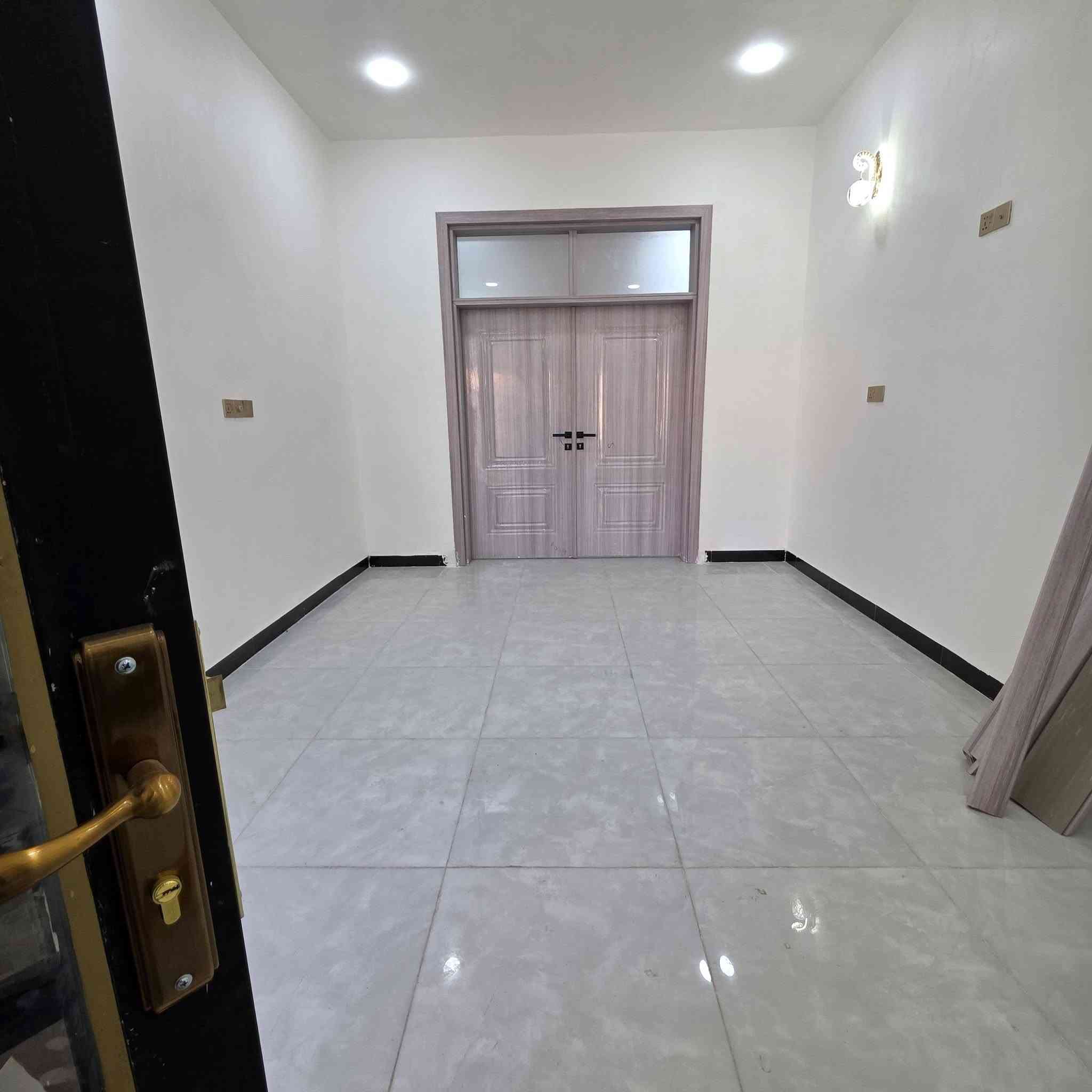 بيت في حي الفرات المساحه 126م بناء درجه اولى جديد ما مسكون يحتوي على غرفه وصاله ومطبخ واستقبال وصحيات داخليه وخارجيه وفي الاعلى غرفتين وصاله وصحيات طابقين مسلح للاستفسار مراجعه مكتب سيد ناصر الزاملي الواقع في الديوانيه حي الفرات على شارع الصب خلف شركه حمورابي
***********
