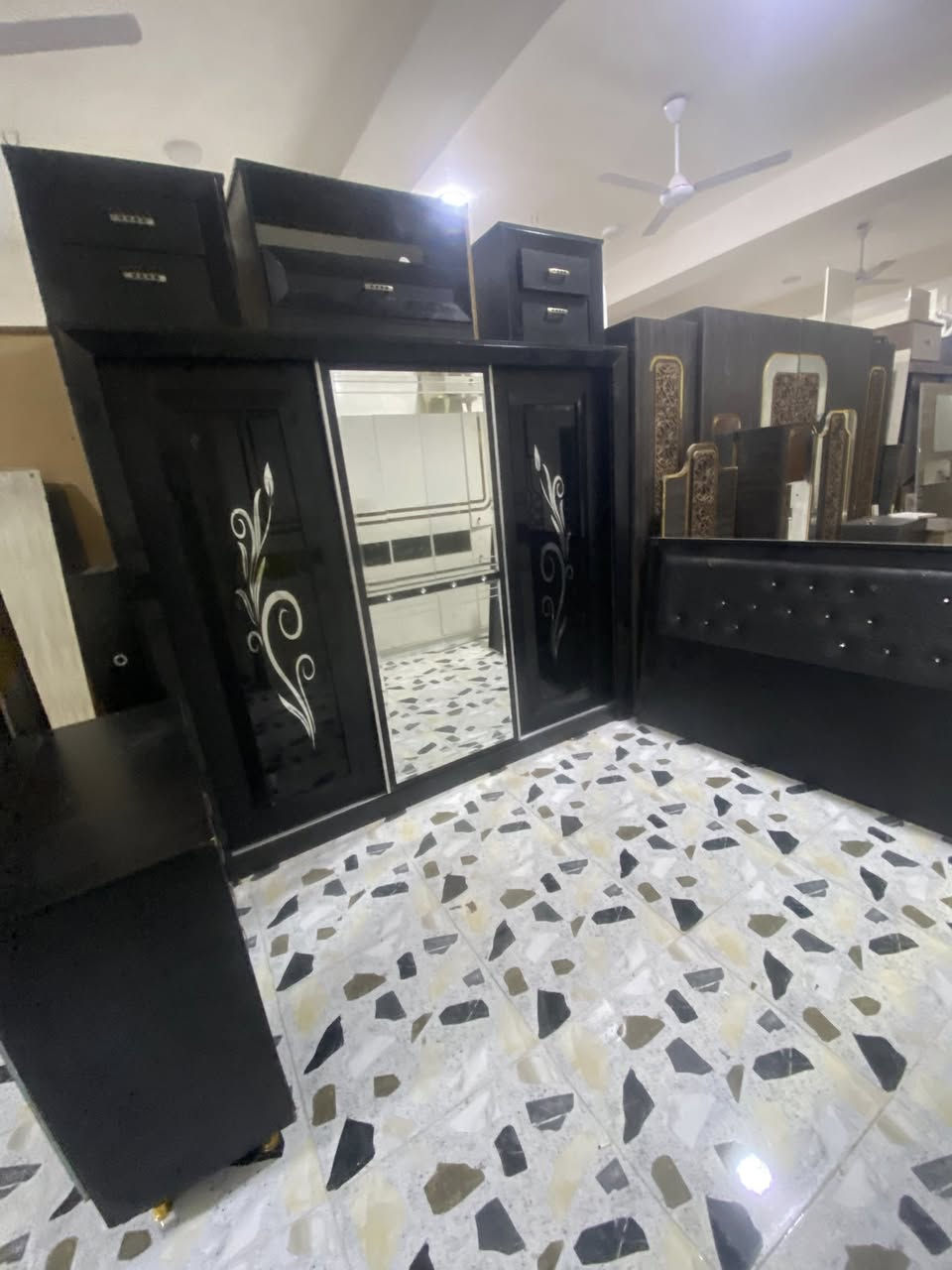 السلام عليكم غرف نوم تركي اي غرفه داخل المنشور الغرفه 300الف المكان تكريت حي العصري نهايت شارع البلديه يم أسواق البركه يوجد خدمت التوصيل الرقم ***********
