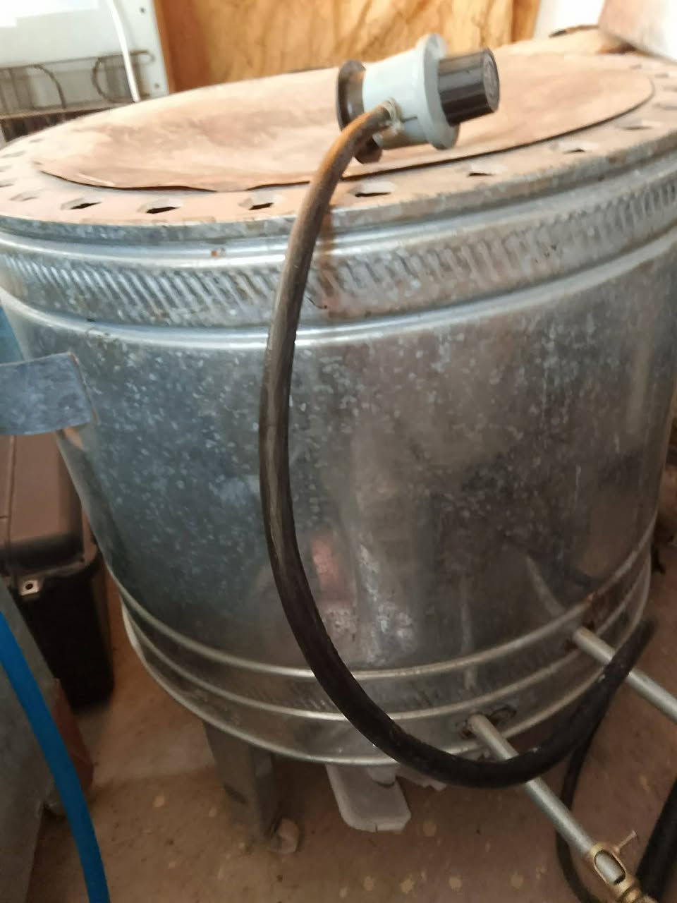 السلام عليكم عندي غراض بيع مستعجل سعرها تنور الغاز الصغير ٨الف تنور الغاز الچبير ٣٠الف  الخلط ٣٠ الف مكنسه كهربائيه ٨الف‏‪***********‬‏ مكان موصل حي سومر
