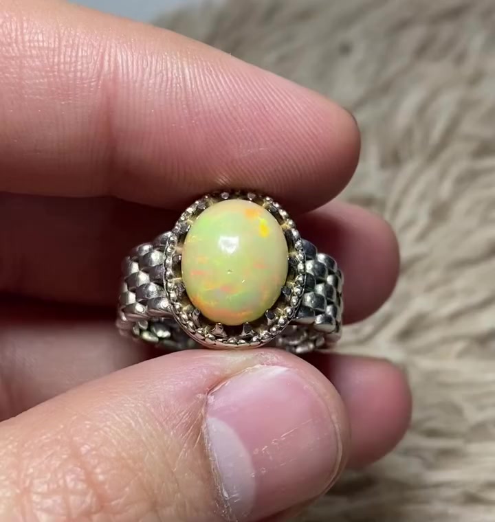 السلام عليكم خاتم اوبال ابيض اثيوبي طبيعي قياس الخاتم (23) للبيع فقط ***********
