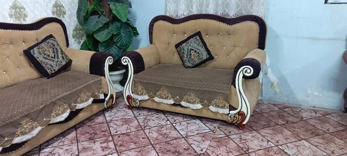 ديوان 10 نفرات تسكام درجة اولى نضيف 275 مع مفرش وكوشات هديه المكان الكاظميه يوجد  توصيل للاتصال ***********
