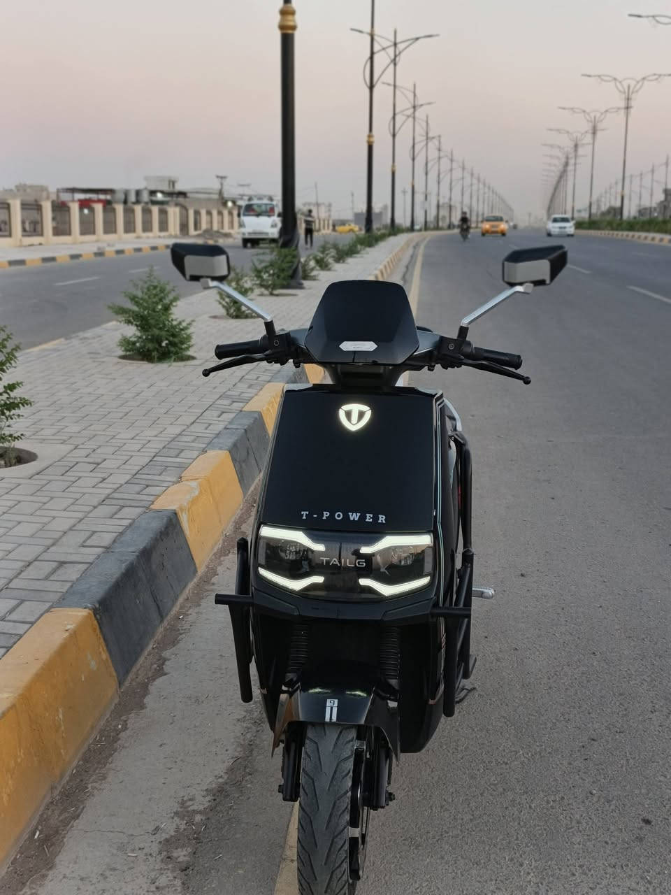 السلام عليكم
تايلج تيسلا
ماطور فول نضافة 
بطاريات شرط 
دبل بصمة 
السعر مليون 175
***********
***********
