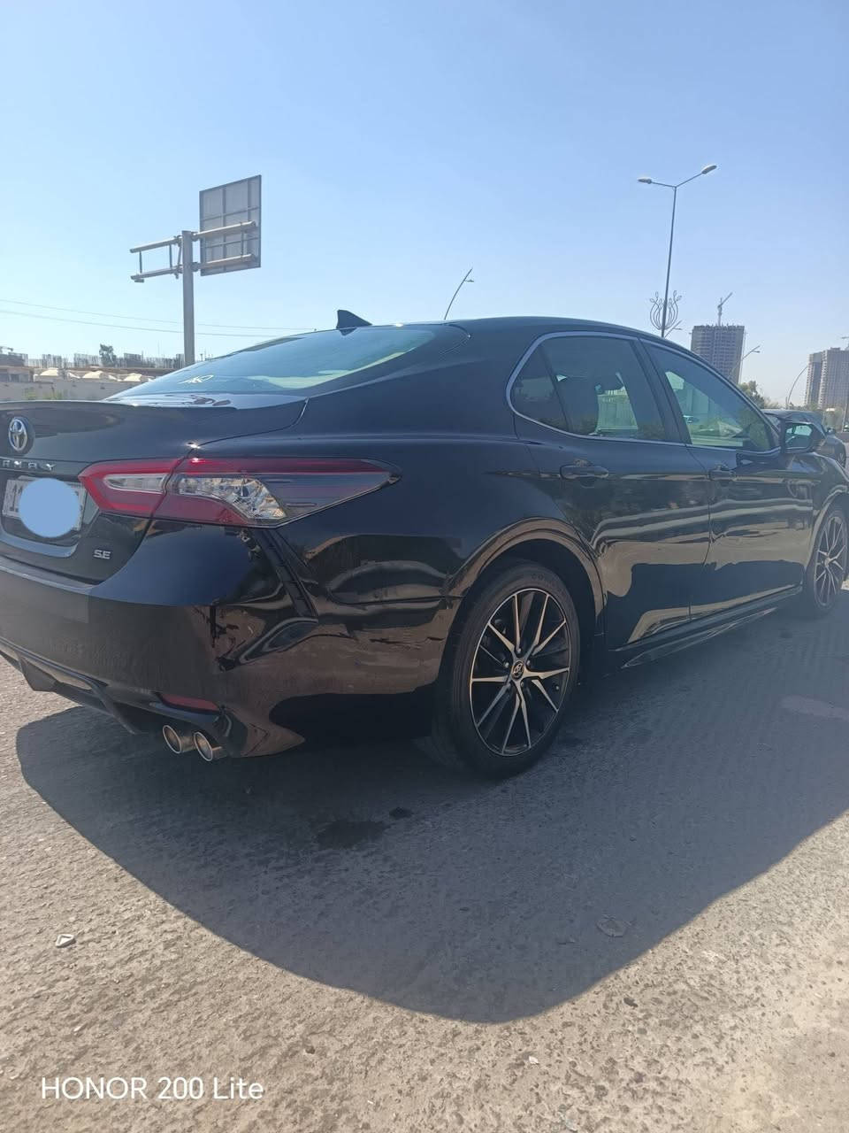 للبيع: كامري SE موديل 2024
اللون: أسود مع شذرة زيتوني.
المواصفات:
• كاميرا.
• مقعد كهربائي.
• رادار.
• قيادة ذاتية.
• ثلاث وضعيات قيادة: Eco - Normal - Sport.
• مقاعد جلد.
• شيفتات على المقود.
• شاشة رئيسية.
• شاشة معلومات وأعطال.
الحادث:
بنيد مصبوغ، وجاملغ بارد، وباب الصدر لحد أسفل المرآة مصبوغ. يعني قطعه ونص صبغ فقط
القُمارة فيها تعريج بسيط نتيجة التحميل، وتحتاج فقط إلى PDR.
معلومات إضافية:
• رقم بغداد وباسمي مباشرة.
• السيارة مناقصة برغي، ولا يوجد أي كلوب بالدشبول مشتغل.
• متصرف عليها ألف دينار.
• مضافة عليها لايت وبك لايت موديل XSE.
السعر ١٧٧وبيه مجال
مكان السياره بابل علئ الخط السريع يم محطه وقود العمران نص ساعه عن بغداد 
للستفسار ***********
***********
