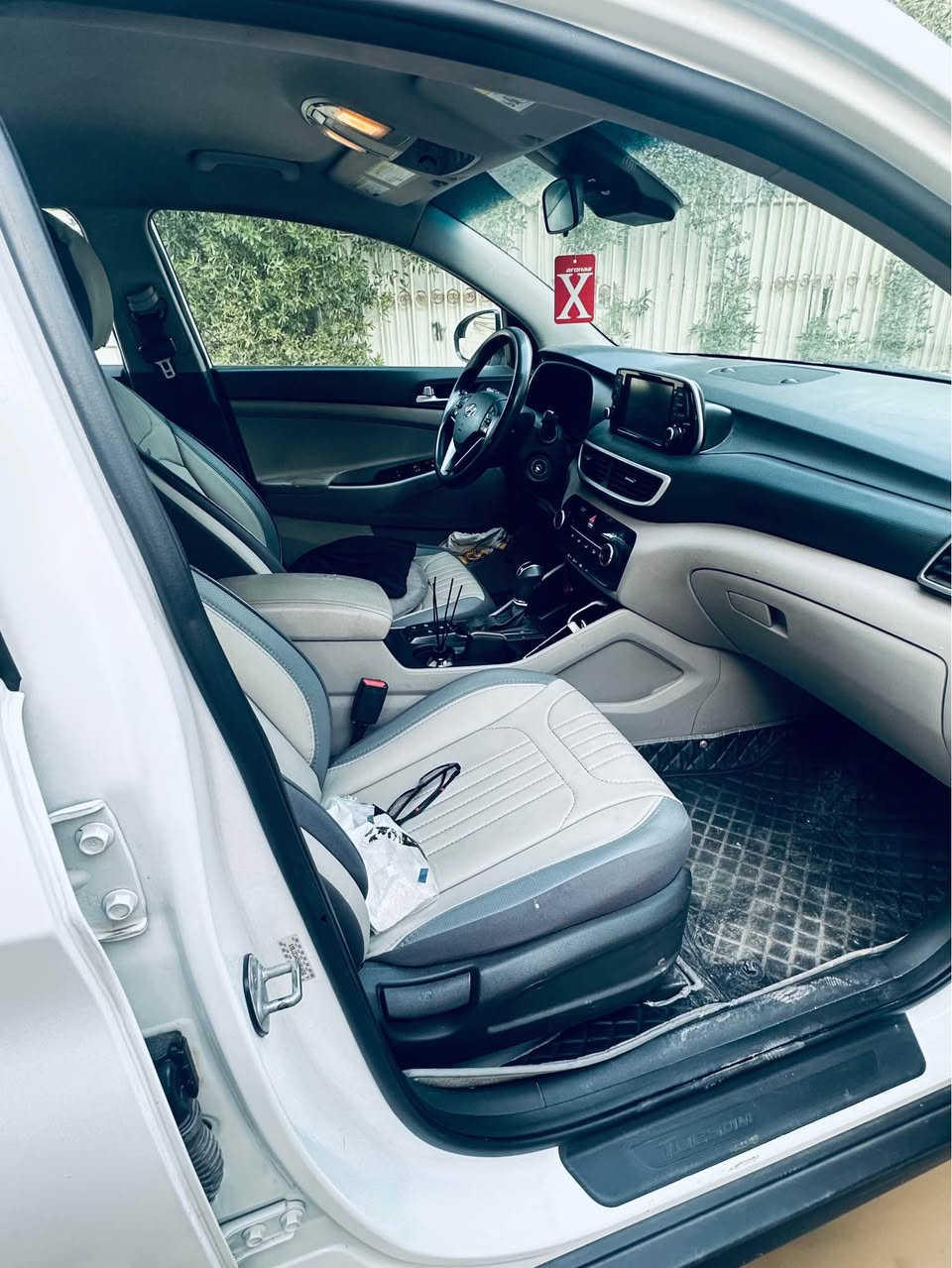 توسان 2019 وارد أمريكي حادثها بس الباب إلى خلف السائق 
محرك 2400 GDI مكفول 
كير مكفول 
القمارة حديد فول تحكم ستيرن فور ويل 
السيارة ماشية 78 الف 
ملاحظة بيها جرد صبغ شي بسيط
*********** بغداد, العراق
