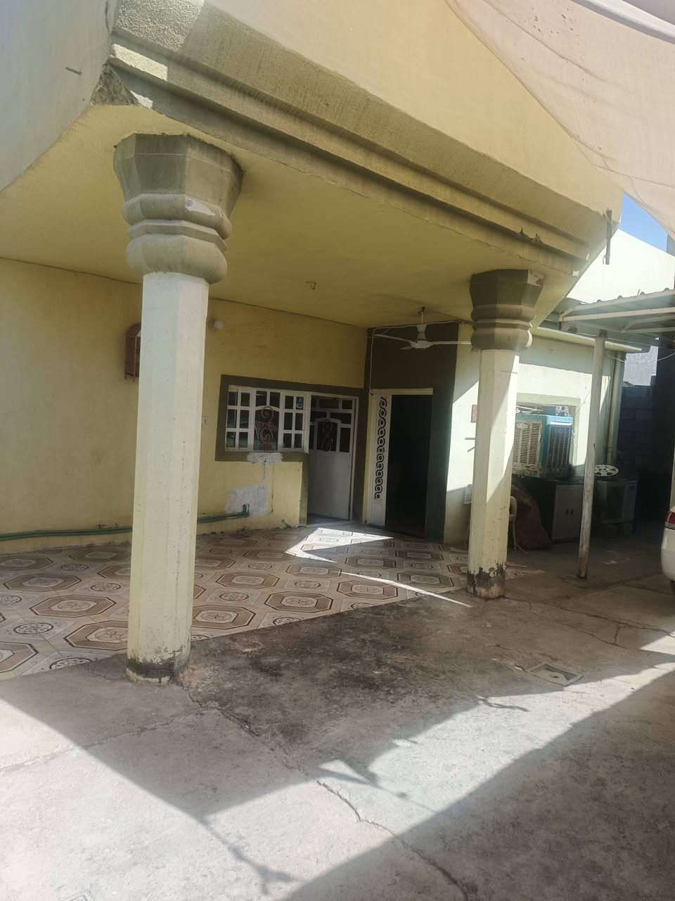 السلام عليكم بيت للبيع الخالص حي العصري قريب مدرسه خوله بنت الازور وقريب مولد وسام 
زراعي 25  مساحته 300 يحتوي على ثلاث غرف نوم 4×5 استقبال4×6 مطبخ 4×5
صاله صحيات طرمه وكراج ياخذ سيارتين بناء 2015 بيت مرتب 
عارضي ب 75 اي استفسار او تفاصيل فيديو او صور متواجدين خاص


**إذا كنت صاحب هذا الإعلان وتريد حذفه لأي سبب، رجاءا أرسل رسالة إلى الدعم الفني**