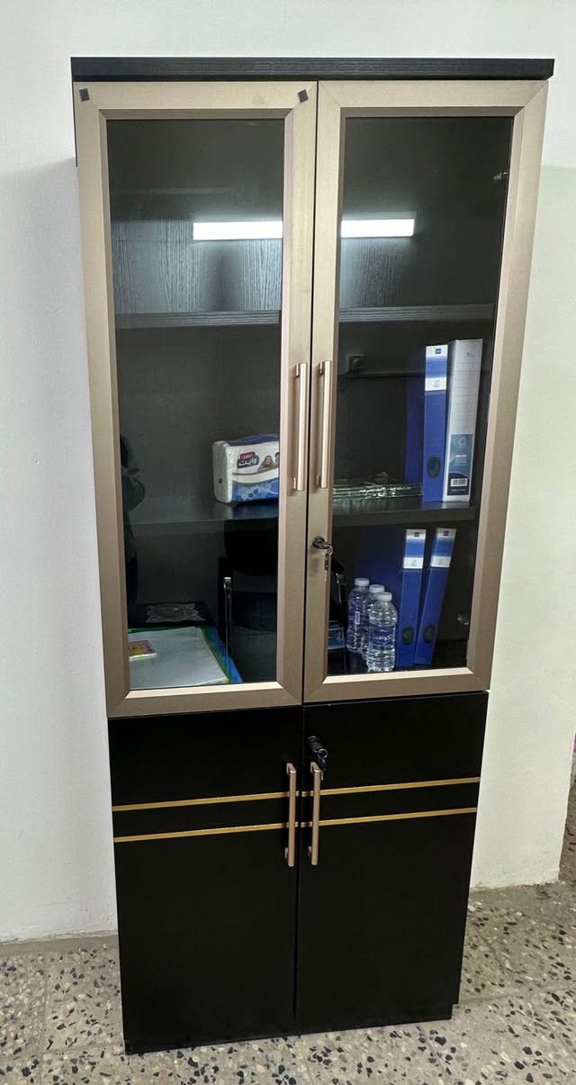 للبيع ٣ كراسي وميز وطبله وبوفيه 
ب530 الف وبي مجال حك الجيه
***********
