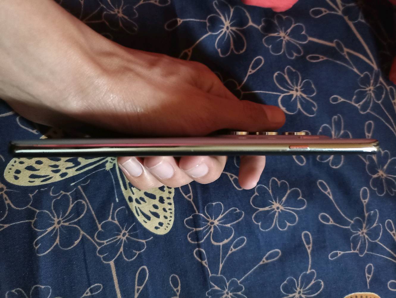 السلام عليكم جهاز ايمن حسين😅 تكنو كامون 40 برو 4g الجهاز مثل ما موضح بالصور بي ضربات بالشاصي فقط و الضهر مالته مفتوح بقيت غراضه بلاديه و اي شي ما مبدل بي بطاريته صحتها 97٪ و الكامره مالته تصويرها حلو و واضح كلش ببجي 60 فريم شاشته بيها شخوط خفيفه مواضحه بالصوره كلش خفيفه ما مبينه الجهاز مفحوص بالذكاء الصناعي و التقرير بالصور
و بدون ملحقات فقط الجهاز بسعر 220 و بي مجال حگ الجيه 
مكاني بغداد الدوره 
موجود واتس اب رقمي ***********